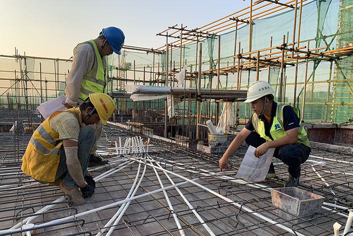 興東置業(yè)公司工程人員對(duì)項(xiàng)目梁板鋼筋檢查驗(yàn)收.jpg