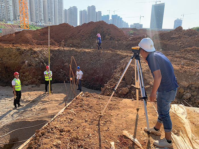 3錦城置業(yè)公司工程人員對(duì)項(xiàng)目褥墊層厚度及標(biāo)高進(jìn)行復(fù)核.jpg