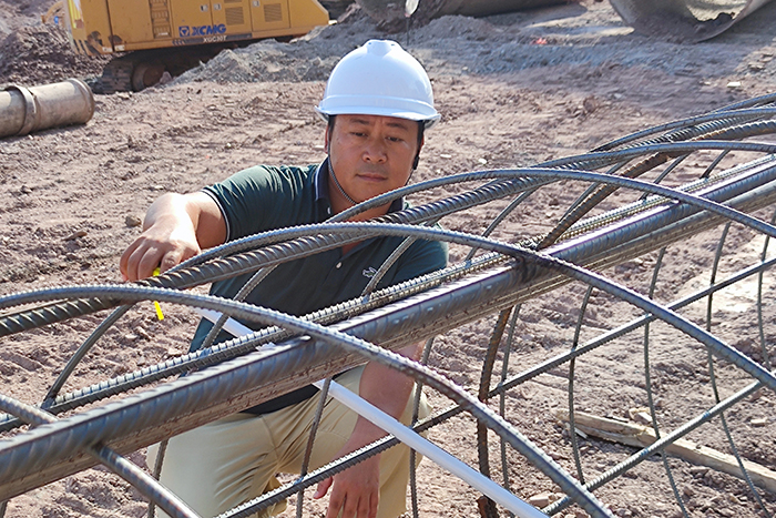 7欽州區(qū)域公司工程人員對(duì)項(xiàng)目樁基鋼筋籠進(jìn)行驗(yàn)收.jpg