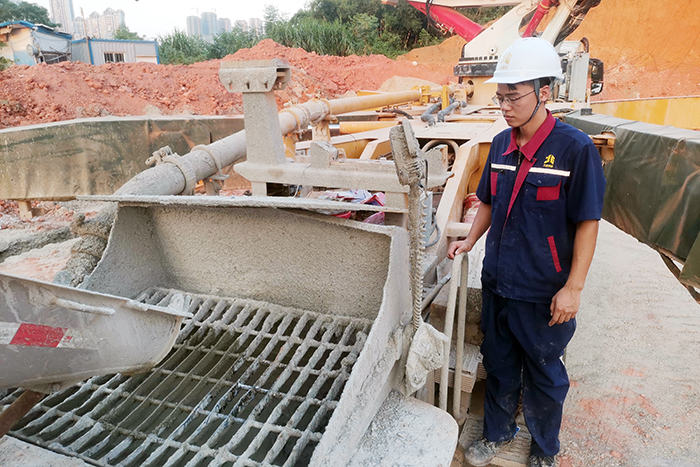 13北投大正混凝土公司技術(shù)員現(xiàn)場監(jiān)督混凝土生產(chǎn)質(zhì)量.jpg