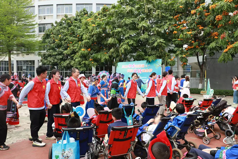 青年志愿者在南寧市殘疾人活動中心開展學雷鋒志愿服務活動.png